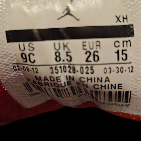 Air Jordan Little Kid Black and Red Sneakers with Low-Top Design - Picture 6 of 6